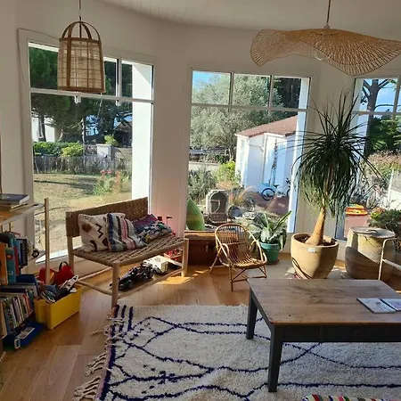 Holiday home Familiale Coloree, Et Centre A Pied Prefailles