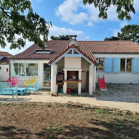 Holiday home Familiale Coloree, Et Centre A Pied Prefailles