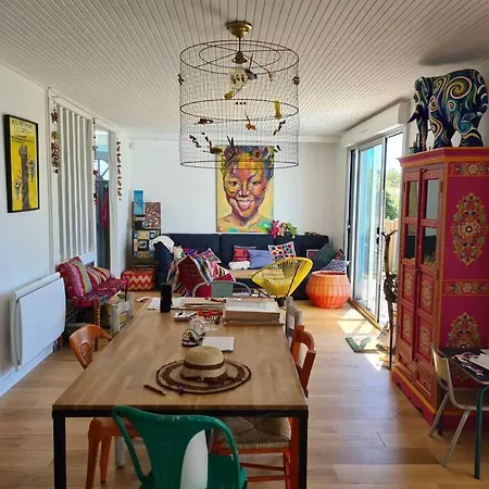 Familiale Coloree, Et Centre A Pied
